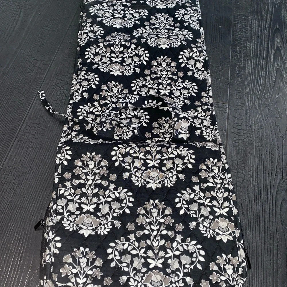Vera Bradley Travel Hanging‎ Toiletry Organizer Chandelier Noir Black/Gray/White
